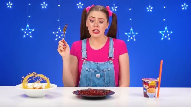 Испытание больших, средних и малых тарелок #Простые секретные кухонные лайфхаки и инструменты от Te смотреть онлайн