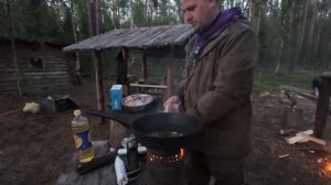 Жизнь в тайге: рыбалка, изба и ужин у костра.