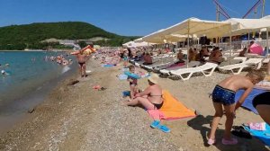Джубга 2025 море людей на пляже. Бюджетный отдых на Чёрном море. Центральный пляж Джубги.