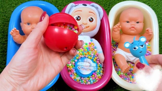 Пупсики малыши игрушки в цветных шариках купаются серия 3
