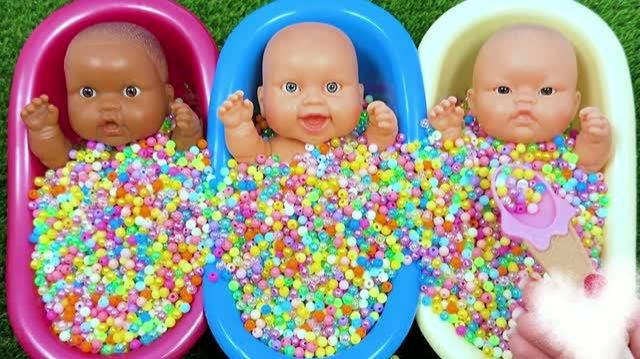 Пупсики малыши игрушки в цветных шариках купаются серия 2
