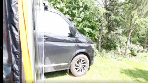 Современный палаточный кемпинг DOMETIC. Автомобиль, на котором доставлен кемпинг DOMETIC.