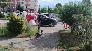 Адлер. Небольшой скверик под нашими окнами в ЖК «Летняя резиденция», июль 2026.