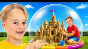 🍿 Дети учатся делиться игрушками и строят огромный надувной игровой домик.