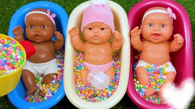 Пупсики малыши игрушки в цветных шариках купаются серия 7