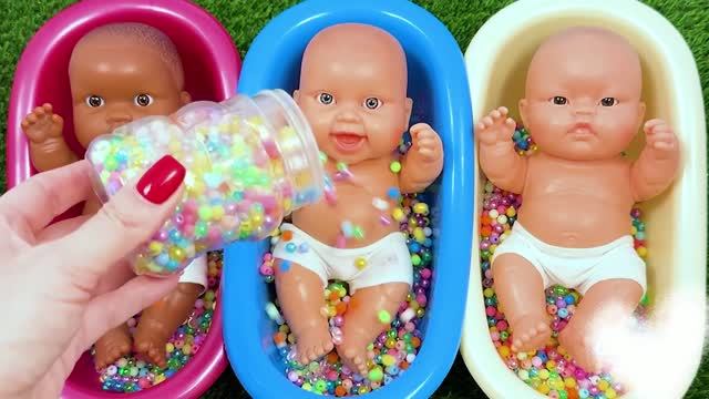 Пупсики малыши игрушки в цветных шариках купаются серия 1