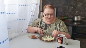Мукбанг. Ужин. Яичница с чесночными стрелками. Эта новость  меня  выбесила.