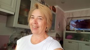Утреннее приветствие и завтрак с зелеными оладьями