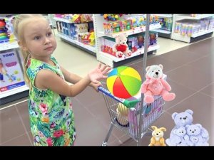Алиса покупает ПОДАРОК на ДЕНЬ РОЖДЕНИЯ !
