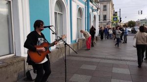 «А дождь на окнах рисует, напоминая о твоих поцелуях...» Уличный музыкант на Невском проспекте