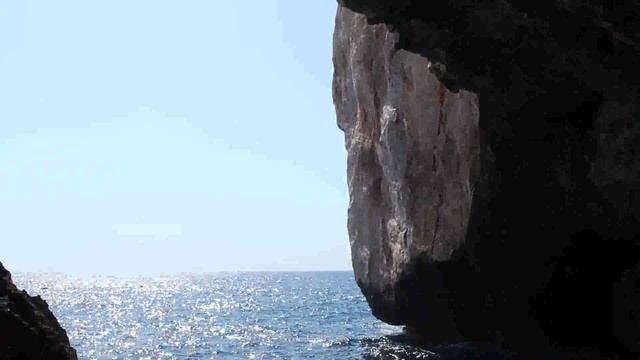 Бурное Средиземное море у грота Нептуна