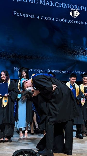 Во всемирный день поцелуя — нежность на выпускных в РУДН! смотреть онлайн