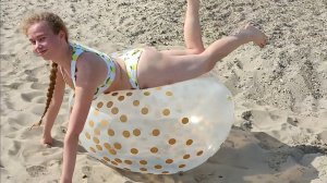 Шарик лопнул( girl poping big ballon #balloon #pop #ballongame #шарик  #лопнул