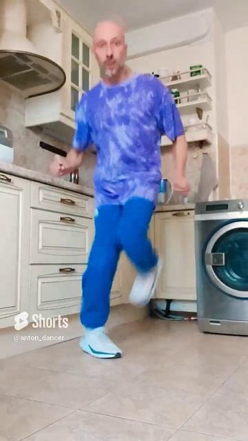 Танцы на кухне! Хорошее настроение.