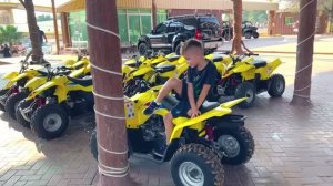 Влад и Ники веселятся в пустыне и катаются на машинках.