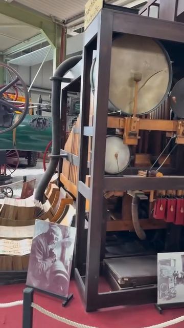 2224. Работа старинного музыкального аппарата