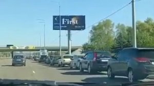 Гарна очередь за топливом ,цэ ти стоять яки хохлоталы з России