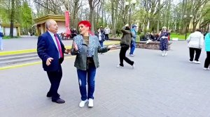 25.04.26г.А вечерочек, а вечерок, а рядом милая... Звучит на танцплощадке в Гомельском парке...