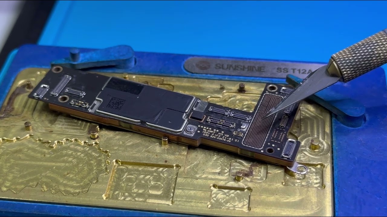 IPhone 15 не включается.