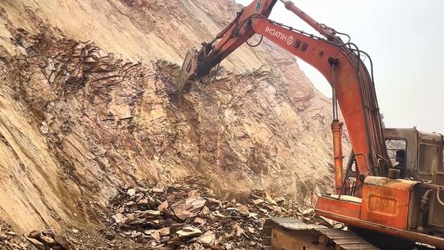 “Dangerous Excavator Work on Mountain ｜ Huge Rocks Falling Near the Machine ｜ Risky Stone Breaking” смотреть онлайн