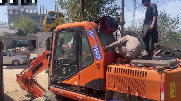 Новая жизнь старого экскаватора из Кореи. Пакистан смотреть онлайн