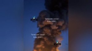 ‼️🇺🇦🔥Гигантский пожар под Киевом 

Гриб дыма поднимается над пылающим промышленным объектом в Буч