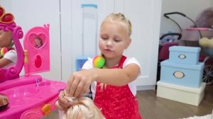 Алиса играет в САЛОН КРАСОТЫ для детей !!!
