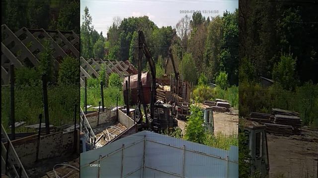 вз№70-02.07.26- разгрузка  новой партии бревен на территории ЛПХ
