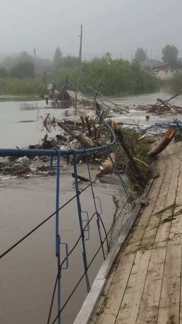 Чтобы разделить село на две части, воде понадобился всего один мост