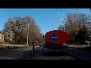 На ремонтируемой трассе машины пропускает очень крутой мужик