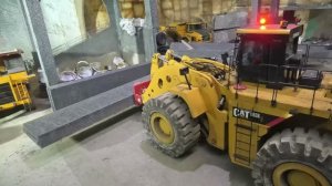 RC машинки НАСТОЯЩИЙ ЗВЕРЬ! Гигантский Caterpillar 993K грузит гранит😱🪨Видео детям