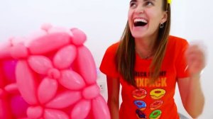 Влад и Никита делают игрушки из воздушных шариков и веселятся с мамой.