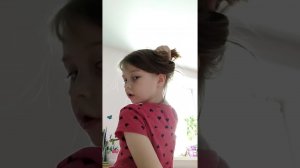 Алиса читает книгу про птиц