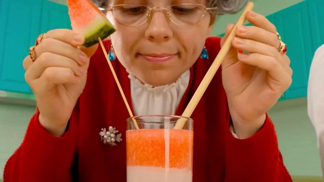 Я против Бабушки Кулинарный Челлендж Укрась Торт # Смешные Моменты от DuKoDu Challenge смотреть онлайн