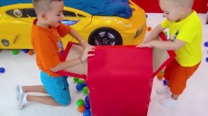 Влад и Ники веселятся с новыми радиоуправляемыми машинками Hot Wheels Monster Truck.
