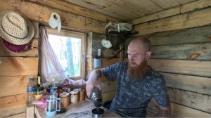 Живу в лесной избе добыл окуней на ужин