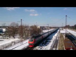Пассажирский поезд под ЧС2 следует по станции Барыбино