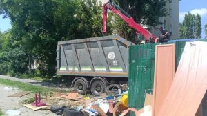 Работа ломовоза/мусоровоза с манипулятором в виде крабовой клешни.Водитель справился на отлично.