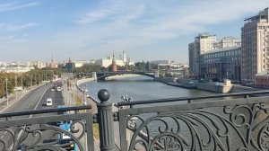 Москва-река в центре города вид с моста
