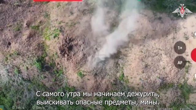 Саперы группировки «Центр» очищают путь для штурмовых подразделений смотреть онлайн