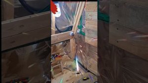1000063323.mp4 (Собака наблюдает за установкой розетки у котла, технолог. её подкл. в доме А-фрейм)