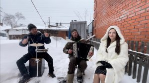 ♫ ♫ БОЖЕ КАК  ПОЁТ ЭТА ДЕВУШКА ! Аж мурашки по коже. А по тёмным улицам гуляет дождь . . .