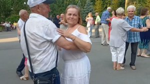 В бокалах тихо тонут свечи а я тону в глазах твоих Счастливые минуты в парке Горького Харьков 2021