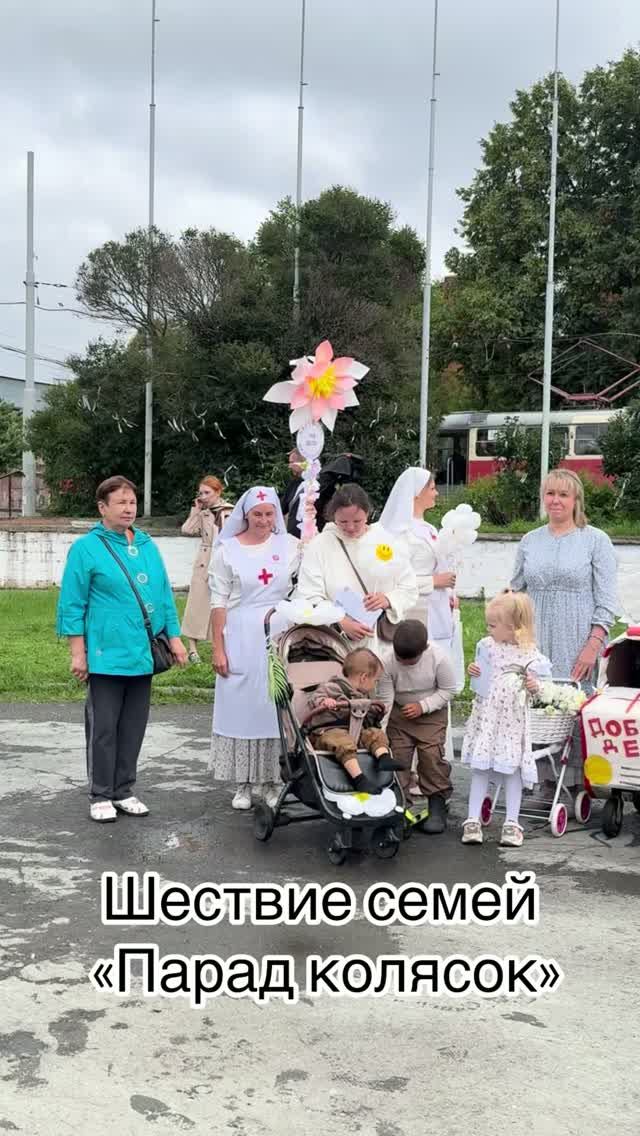 Парад колясок на фестивале Дни Белого цветка