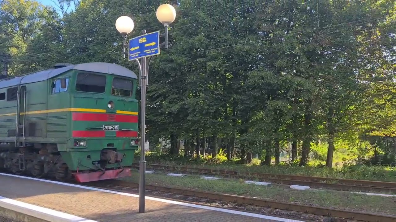 ТЕПЛОВОЗ 2ТЭ10М-2421 С ПРИВЕТЛИВОЙ ЛОКОМОТИВНОЙ БРИГАДОЙ ТИФОН ГУДОК ГРОМКИЙ С ПАССАЖИРСКИМ ПОЕЗДОМ смотреть онлайн
