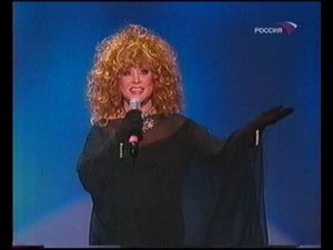 Алла Пугачева - Исчезнет грусть (шоу Валентина Юдашкина, 08.03.2003 г.)