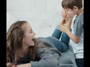 Щекотка пяточек девушки
