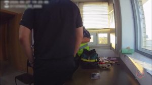 Полицейские задержали юношу, обчистившего сейф в чужой квартире в Волжском по заданию аферистов