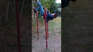трюки на турнике с подругой