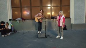 Гречка — Люби меня, люби - исполнила девушка на Никольской улице песню по заказу зрителей #Moscow
